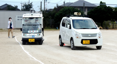 駐車する車を避ける自動運転車