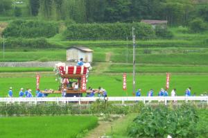 夏祭りで曳かれる蒲団太鼓