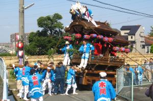 秋祭りのだんじり曳き回し