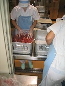 肉類は仕分け室で釜ごとに分けられます。