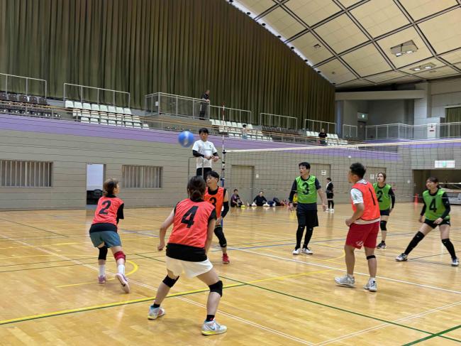 ソフトバレーボール交流会の画像です。