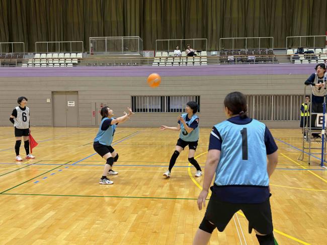 ソフトバレーボール交流会の画像です。