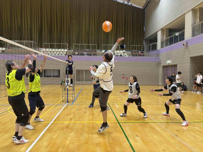 ソフトバレーボール交流会の画像です。