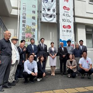 懸垂幕前全体写真