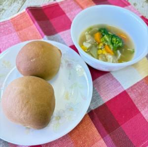 田原産小麦粉を使ったパンと野菜スープ