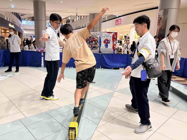 スラックラインをしている写真です。