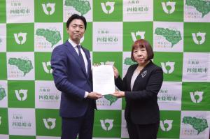 答申交付の様子