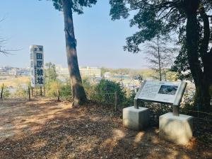 田原城跡説明版と田原城跡からの景色
