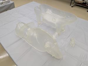 透明で3パーツに分かれている馬形埴輪のレプリカ