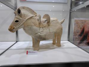 色塗り後で本物そっくりの馬形埴輪のレプリカ