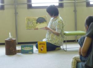 とんとん読み聞かせの様子写真