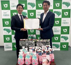 銭谷市長(左)とサラヤ株式会社コンシュマー事業部 山田本部長