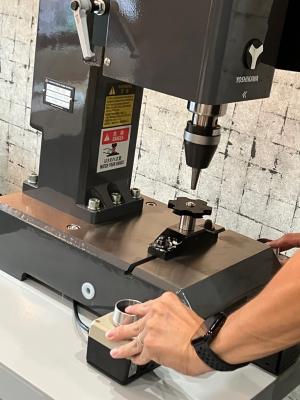 リベッティングマシン施工中