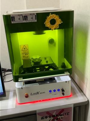 コインケースに刻印中