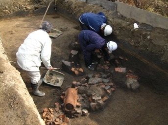 古墳の周りの溝の調査状況