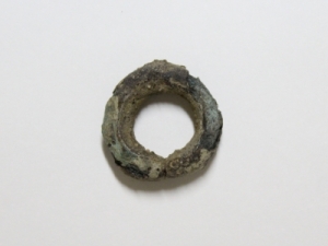 中野遺跡出土の耳環の写真