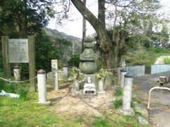 逢阪石造五輪塔・写真