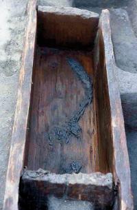 雁屋遺跡の木棺と矢じりの写真