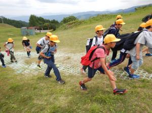 山登りをする5年生