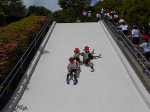 大きな滑り台ですべる3年生